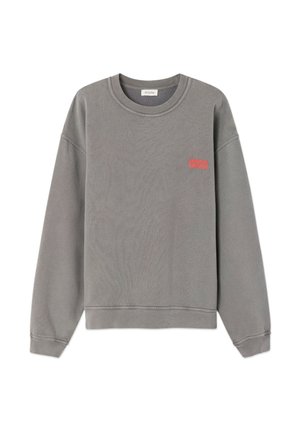 Sudadera de algodón gris con mangas largas, puños acanalados y escote redondo. Presenta un pequeño logo bordado en rojo en el pecho.