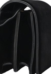 Zwarte portemonnee met een zachte textuur, voorzien van meerdere compartimenten. De randen zijn afgewerkt met glad zwart leer, wat zorgt voor een verfijnde uitstraling.