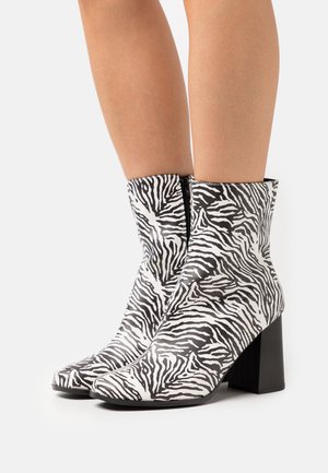 Zebra-muster Ankle Boots aus synthetischem Material mit spitzem Zeh, hohem Blockabsatz und Reißverschluss auf der Rückseite.