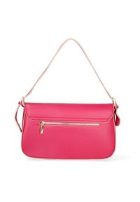 Borsa in pelle rosa dalla forma arrotondata, con una zip dorata e una tracolla color crema. Texture liscia, design minimalista.