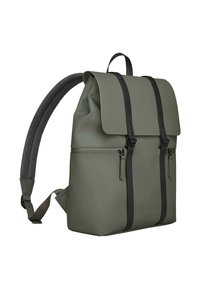 Sac à dos vert olive en matériau lisse et imperméable. Il comprend un rabat rabattable, des bretelles noires et une poche zippée à l'avant.