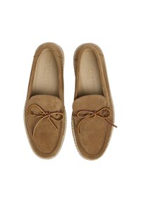 Bottines en daim à enfiler de couleur brun clair, avec un bout arrondi et des lacets décoratifs. Un détail en corde naturelle le long de la semelle ajoute une texture.
