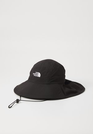 Fekete szövetből készült kalap, széles karimával és állítható húzózsinórral. Fehér logó a elülső oldalon.