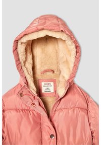 Różowa pikowana kurtka dziecięca z sztucznym futerkiem na podszewce i kapturem, wyposażona w zatrzaski i metkę wskazującą rozmiar oraz markę.