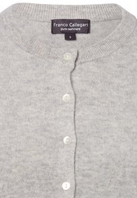 Hellgrauer Cashmere-Cardigan mit rundem Halsausschnitt, fünf Knöpfen vorne und weichem Material. Das Etikett trägt die Aufschrift "Franco Callegari pure cashmere."