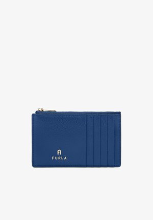 Portacarte in pelle blu con cinque slot per carte e un comparto superiore con zip, marchiato con il logo Furla in lettere argentate.