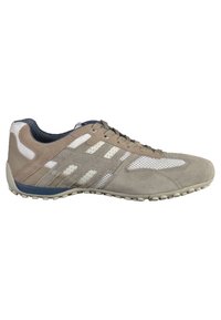 Scarpa sportiva in suede grigia con pannelli in rete, dettagli bianchi, punta arrotondata e suola in gomma testurizzata per una migliore aderenza. Include lacci.