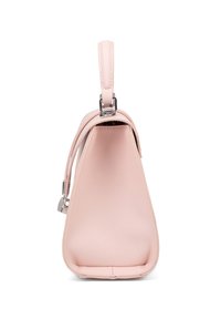 Borsa a mano rosa di forma triangolare, realizzata in materiale testurizzato. Presenta un manico superiore e dettagli in metallo argentato.