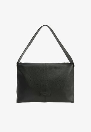 Czarna skórzana torba na ramię o teksturowanym wykończeniu, prostokątnym kształcie i pojedynczym pasku. Posiada małą etykietę z logo na przedniej stronie.