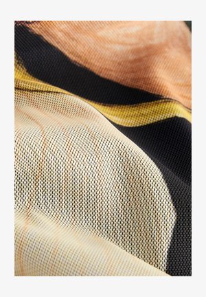 Struktureret stof med et netdesign i varme nuancer af beige, orange og sort, fremhævet af subtile mønstre og varierende nuancer.