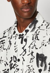 Edwin PRIVATE LETTER SHIRT UNISEX - Pogājama blūze - white/black