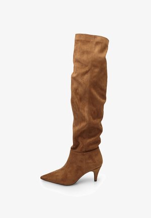 Bottines en daim marron au-dessus du genou avec un design froncé, un bout pointu et un talon moyen, présentant une texture lisse et des détails de couture minimalistes.