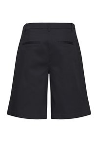 Shorts noirs sur mesure arrivant au genou, avec passants de ceinture et deux poches arrière passepoilées, présentés sur un fond blanc.