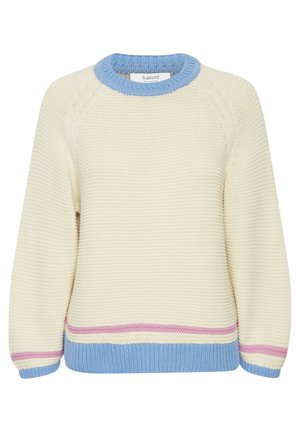Pull en tricot crème avec un col et un ourlet bleus, présentant des rayures roses et bleues aux poignets et en bas. Manches raglan longues et texturées.
