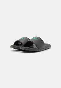 Nike Sportswear VICTORI ONE SLIDE UNISEX - Pantoletai - black/malachite