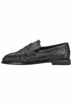 Sort læderloafer med moc-toe syning, detalje med rem på toppen og flad sål set fra siden på hvid baggrund.