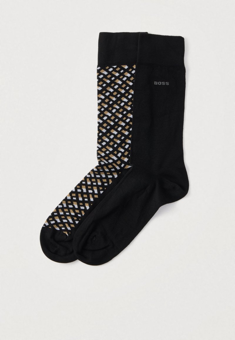 Pár čiernych ponožiek strednej dĺžky, jedna je úplne čierna s nápisom "BOSS", druhá čierna s béžovo-bielym diamantovým vzorom.