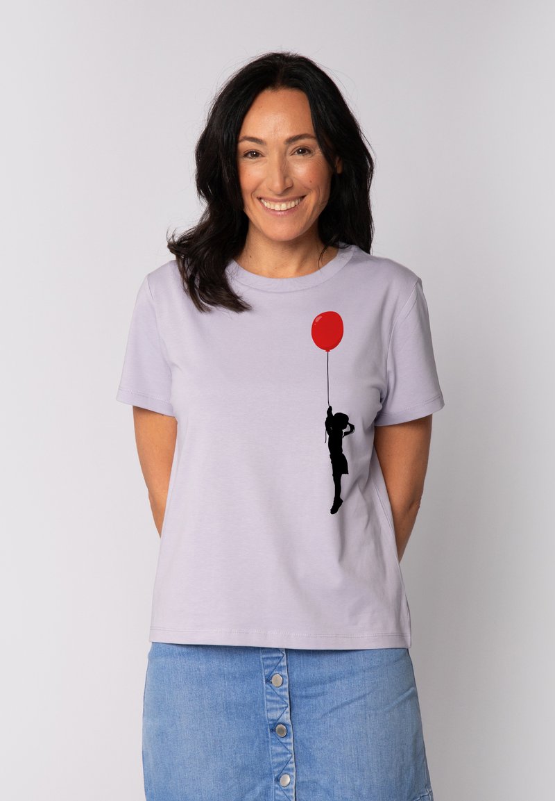 Helllila Baumwoll-T-Shirt mit einer schwarzen Silhouette einer Person, die einen roten Ballon hält, kurzen Ärmeln und einem lockeren Schnitt.