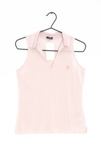 Ljusrosa ärmlös polotröja som hänger från en svart galge. Har en krage, subtil textur och en liten logotyp på vänster bröst.