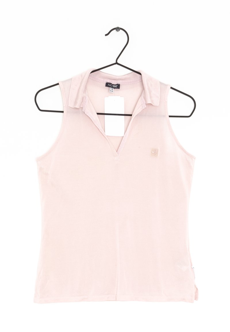 Ljusrosa ärmlös polotröja som hänger från en svart galge. Har en krage, subtil textur och en liten logotyp på vänster bröst.