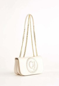 Borsa a spalla in pelle bianca con tracolla in catena dorata e cuciture decorative a spirale sul flap anteriore, esposta su uno sfondo bianco semplice.