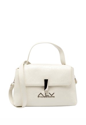 Borsa a mano in ecopelle bianca con forma strutturata, dettagli in argento, chiusura a patta e tracolla regolabile. Presenta il logo sul davanti.