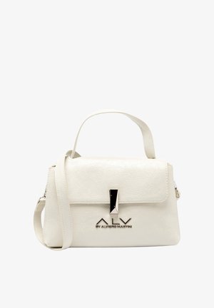 Borsa a mano in ecopelle bianca con forma strutturata, dettagli in argento, chiusura a patta e tracolla regolabile. Presenta il logo sul davanti.