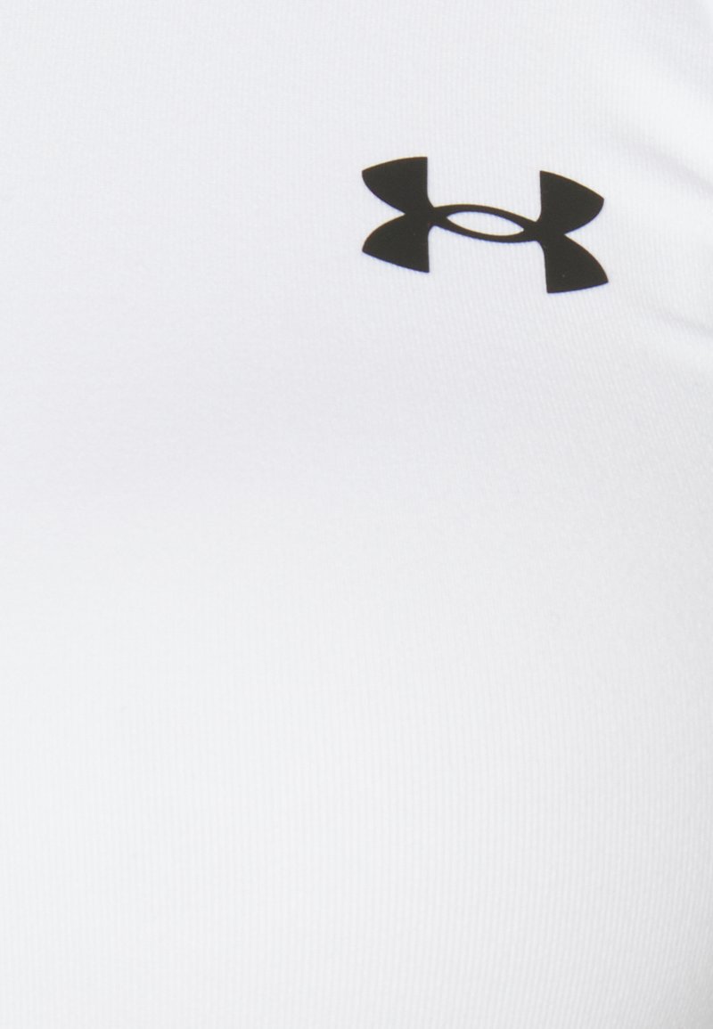 Weißes, figurbetontes Hemd mit einem auffälligen schwarzen Under Armour-Logo auf der Brust. Das Material wirkt glatt und hat einen leichten Glanz.