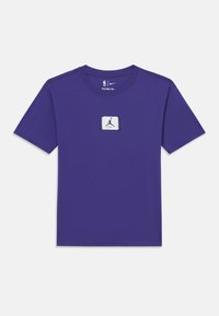 Vijolična bombažna majica s kratkimi rokavi. Ima bel logotip z silhueto v sredini. Okrogel izrez na vratih.