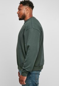 Urban Classics ULTRA HEAVY CREW - Sweatshirt - bottlegreen