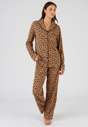 Leopardmuster-Pyjama-Set in Braun mit schwarzen Akzenten, bestehend aus einem Hemd mit Knöpfen und locker sitzender Hose. Weicher Stoff, entspanntes Design.