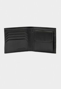 Schwarze Lederbrieftasche mit mehreren Kartenfächern, einem Geldscheinfach und einer glatten Oberfläche. Mit geprägtem Branding und präziser Nahtverarbeitung.