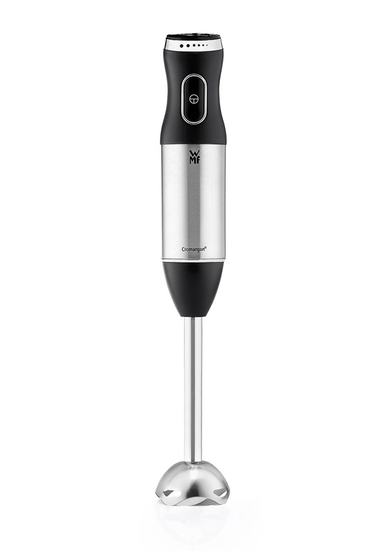 Batidora de inmersión de acero inoxidable con mango de plástico negro, forma ergonómica, base de cuchilla circular y controles en la parte superior.