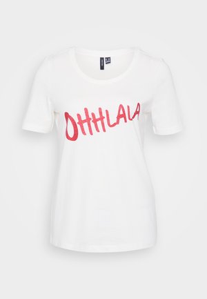 Balta kokvilnas T-kreklā ar īsām piedurknēm, priekšpusē ir mirdzoši sarkans teksts "OHHLALA" spēlīgā kursīvas stilā.