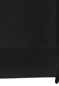 Tissu en tricot noir avec texture verticale côtelée et détail en bande horizontale près de son bord.