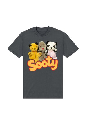 Kohlegraues T-Shirt mit drei Puppencharakteren: einem gelben Bären, einer grauen Maus und einem schwarz-weißen Panda. Der Text "Sooty" ist hervorgehoben.