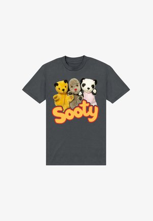 Tmavě šedé tričko s třemi loutkovými postavami: žlutý medvěd, šedá myš a černobílá panda. Text "Sooty" je vy prominently.