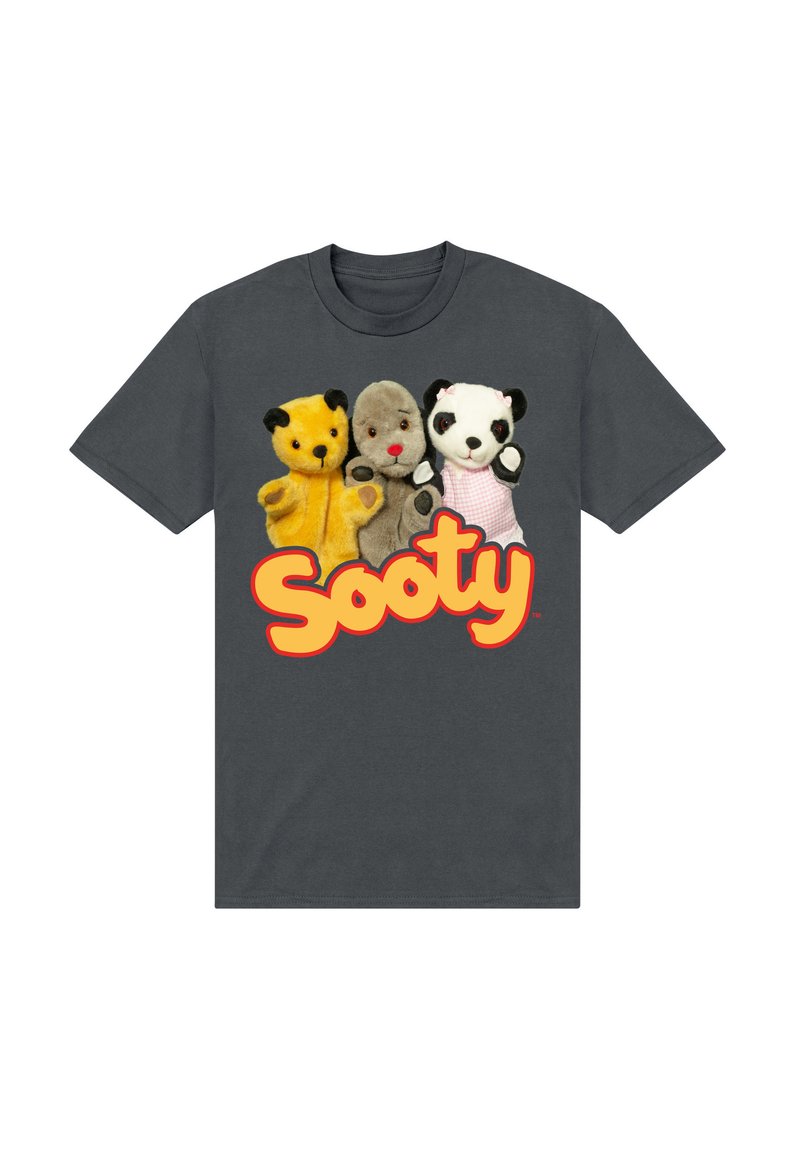 Tmavě šedé tričko s třemi loutkovými postavami: žlutý medvěd, šedá myš a černobílá panda. Text "Sooty" je vy prominently.