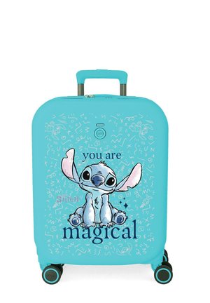 Maleta turquesa con dibujo del personaje Stitch sentado y texto "eres mágico", rodeado de garabatos blancos juguetones y cuatro ruedas negras.