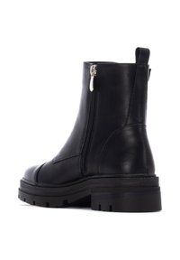 Botas de cuero negro hasta el tobillo con cremallera lateral, punta redondeada, acabado texturizado y suela de goma gruesa con detalles de dibujo.
