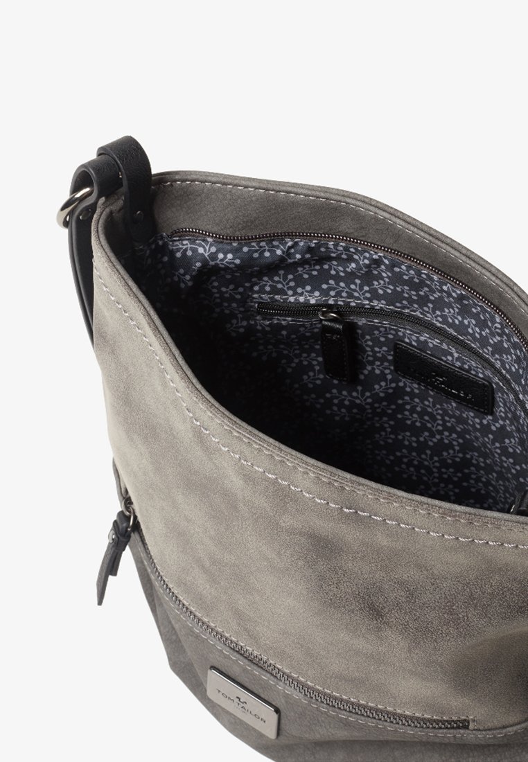 TOM TAILOR ELIN CROSS BAG Skulderveske grey Zalando.no TOM TAILOR ELIN CROSS BAG Skulderveske white Zalando.no