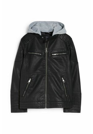 Giacca nera in similpelle con zip frontale, tasche con zip sul petto e sui lati e cappuccio in tessuto grigio chiaro attaccato.