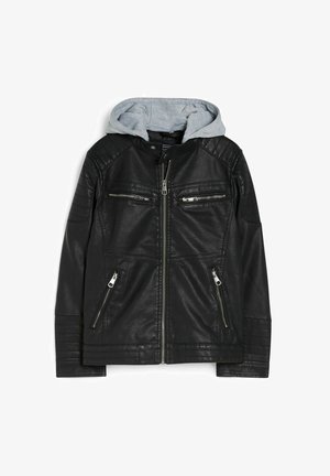 Giacca nera in similpelle con zip frontale, tasche con zip sul petto e sui lati e cappuccio in tessuto grigio chiaro attaccato.