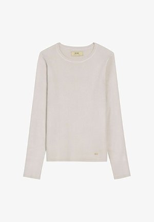 Kremowa prążkowana koszula z długim rękawem i okrągłym dekoltem oraz małym złotym logo na dolnej części przodu, wyłożona płasko na białym tle.