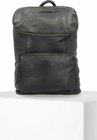 Svart läderryggsäck med en överdel, framfickan med dragkedja och sidoficka. Slät textur med subtila veck. Justerbara remmar och handtag på toppen.