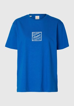 Blauw katoenen T-shirt met korte mouwen, ronde hals en witte geborduurde tekst "Grand Amour Hotel" in een vierkant op de borst.