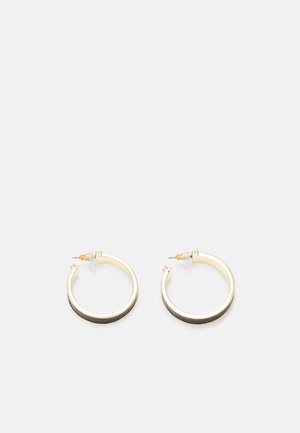 Paire de boucles d'oreilles créoles en or de taille moyenne avec fermoirs à tiges sur fond blanc uni.