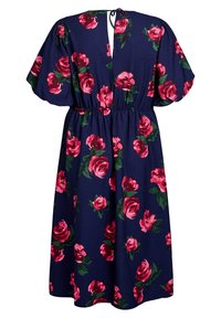 Marineblauwe jurk met korte pofmouwen, bloemenpatroon met rozen in roze en groen, getailleerde taille en een open rug met striksluiting.