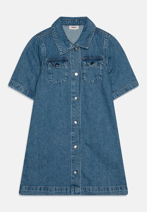 Denim obleka v svetlo modri barvi s kratkimi rokavi, ovratnikom, dvema žepoma na prsih in sprednjim zapenjanjem na gumbe. Gladka tekstura in razširjen silhuet.