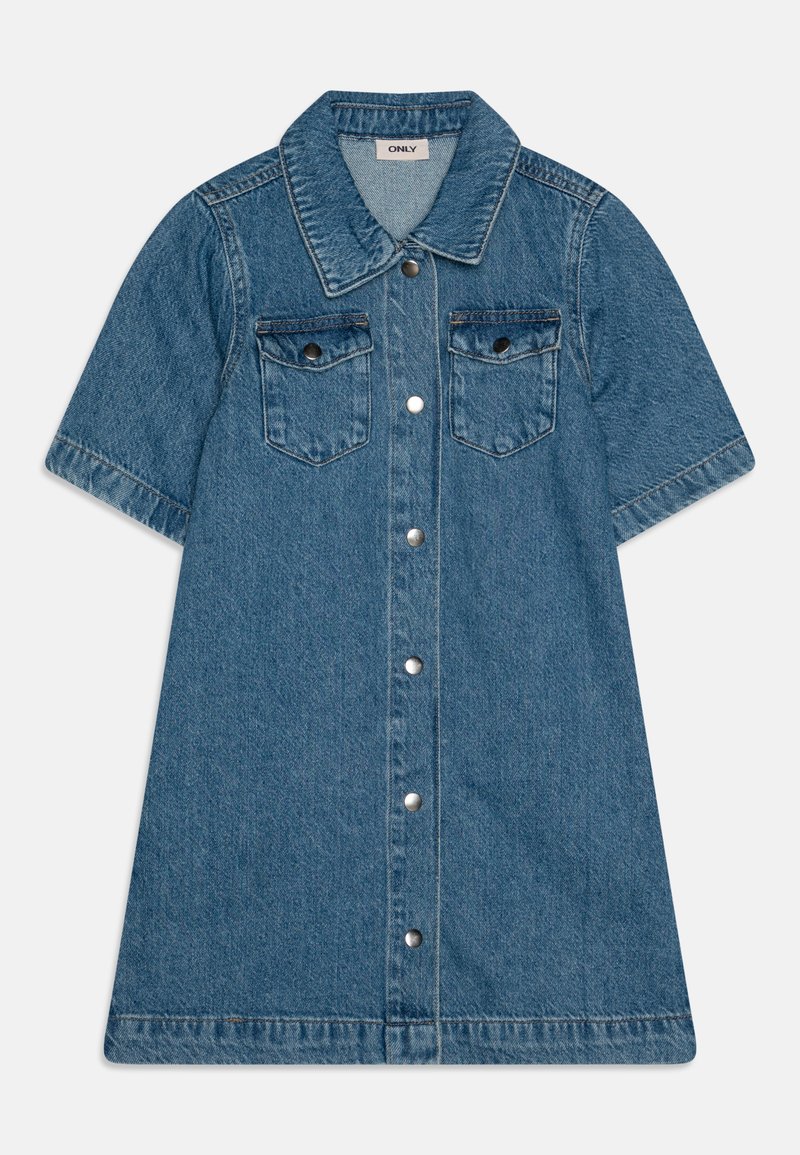 Vestido de ganga em azul claro com mangas curtas, colarinho, dois bolsos no peito e fechamento frontal com botões. Textura suave e silhueta evasê.